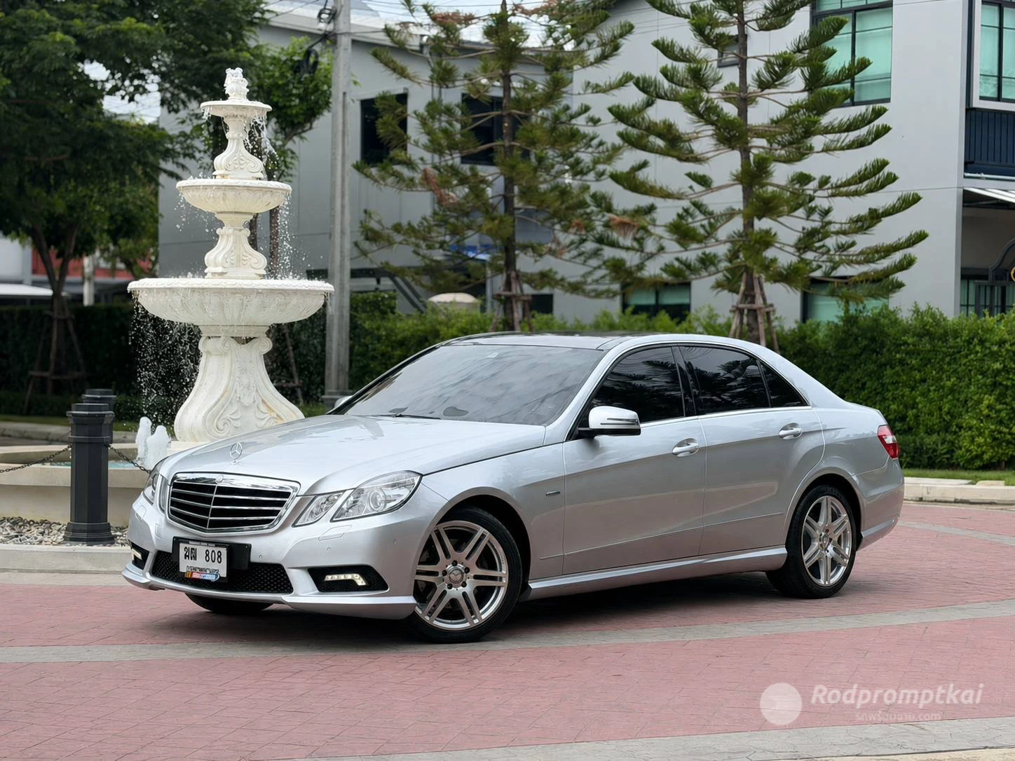Mercedez-Benz E-CLASS