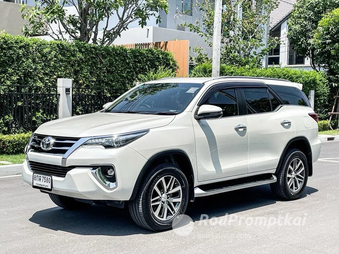 TOYOTA FORTUNER 2.4 V 2WD NAVI สีขาว ปี 2019