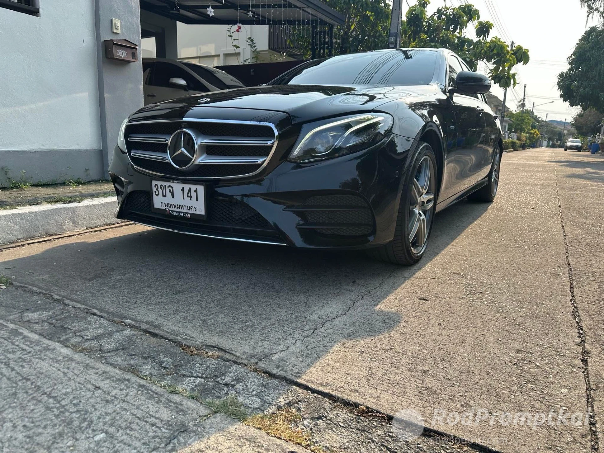 Mercedez-Benz E-CLASS