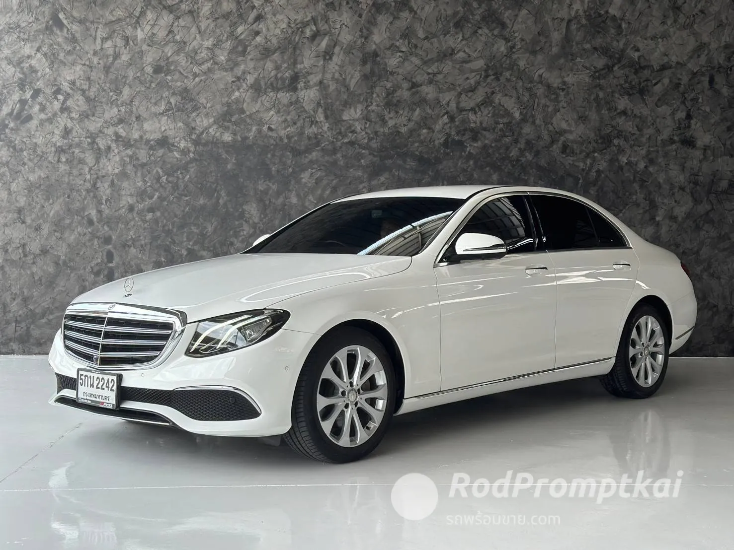 2016-mercedez-benz-e-class-e220d-20-exclusive-bangkok-05247642